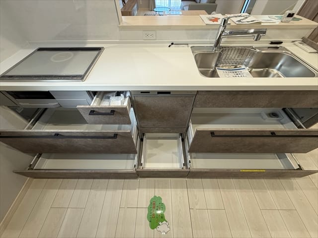 キッチン収納も大容量です。ここまで大きいといろんな調理道具をしまいたくなっちゃいますよね。無駄に買うと怒られますよ(実体験)
