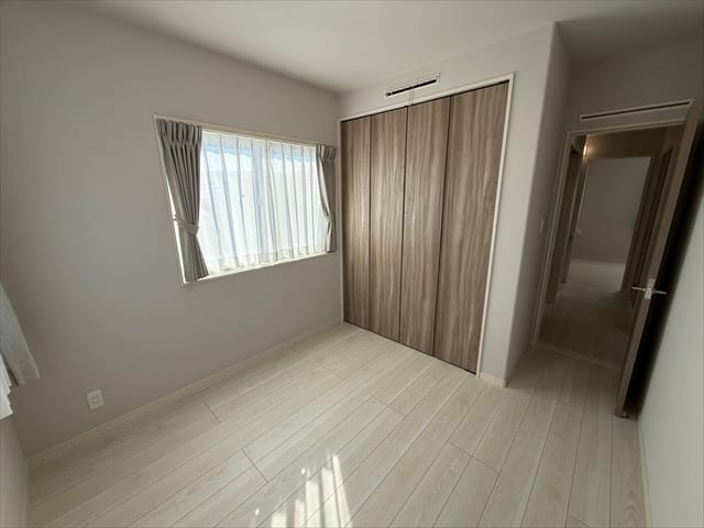5帖の洋室です。窓も大きく明るいお部屋です。