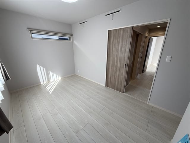こちらが主寝室になるかと思います。