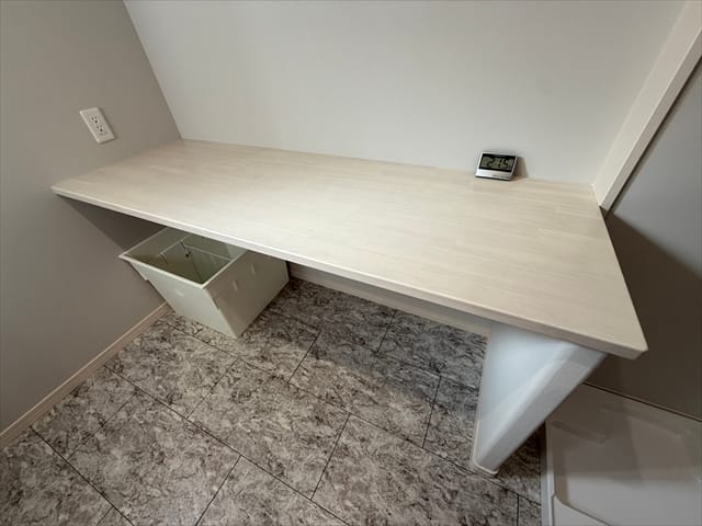 こちらのテーブルで洗濯物を畳んだり出来ますね。