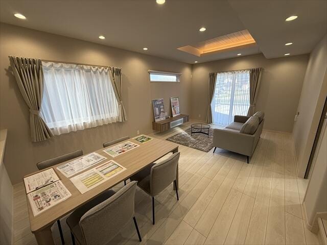 明るいリビングですので、自分の部屋にいるよりリビングにいた方