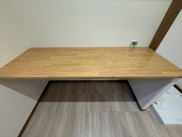 こちらのテーブルで洗濯物を畳んだり出来ますね。