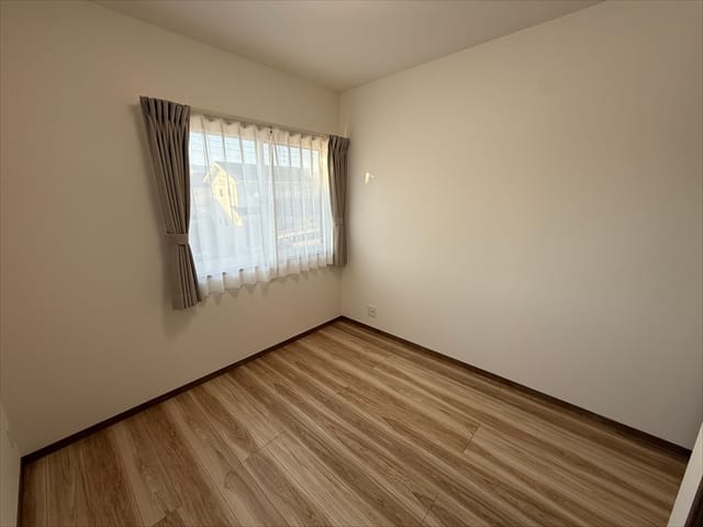 北側のお部屋ですが、窓も大きく明るいですね。