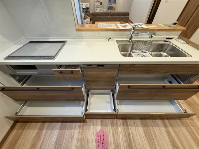 キッチン収納も大容量です。ここまで大きいといろんな調理道具をしまいたくなっちゃいますよね。無駄に買うと怒られますよ(実体験)