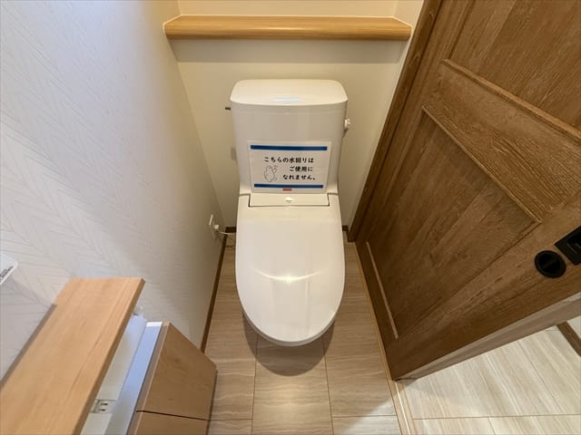 洗面台の横にはトイレがございます。トイレから出てすぐに手を洗うことが出来ますね。