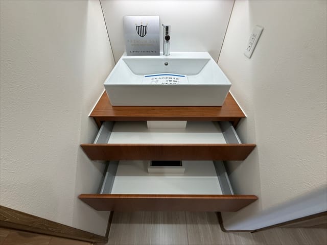 引き出しもついております。なんかこのあたりもホテルっぽくないですか?