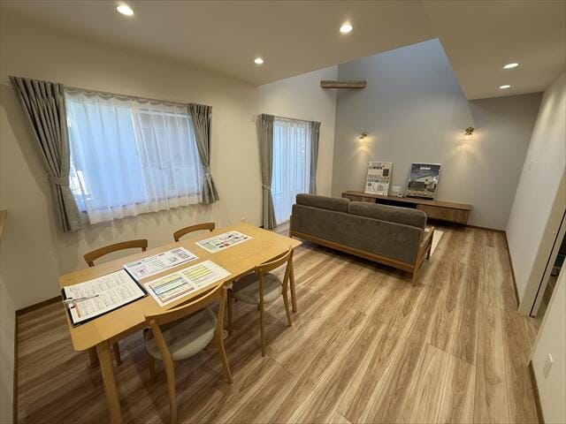 明るいリビングですので、自分の部屋にいるよりリビングにいた方