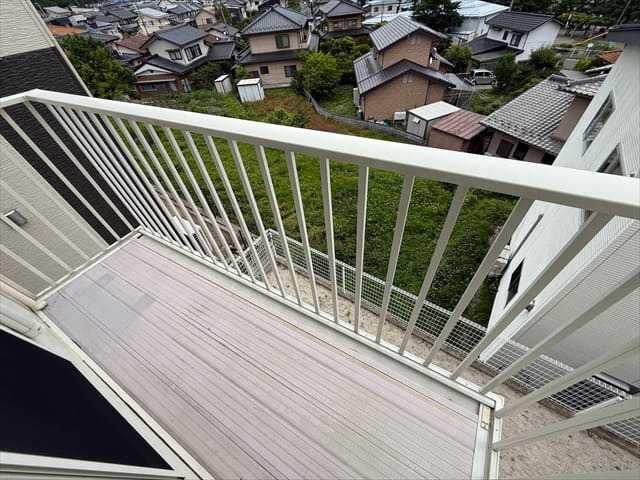 2階洋室から出られるバルコニー。手すりが設置されており、周囲の開放的な景色が見渡せます。