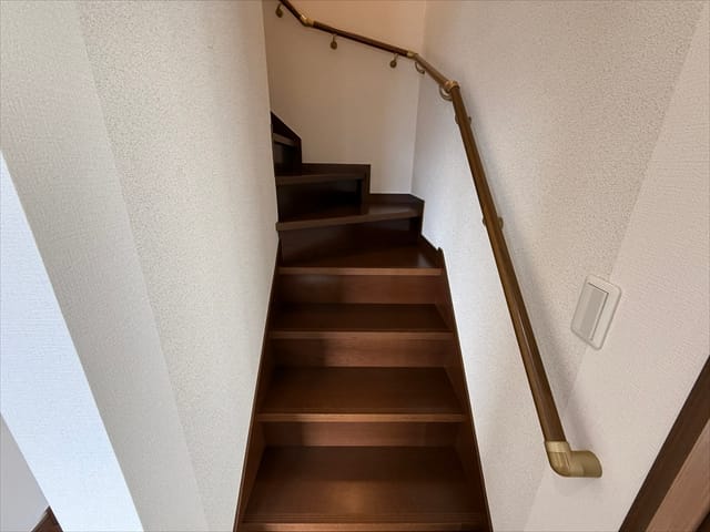 小屋裏へと続く階段。しっかりとした手すりが設置されており、お荷物の持ち運び時も安心です。
