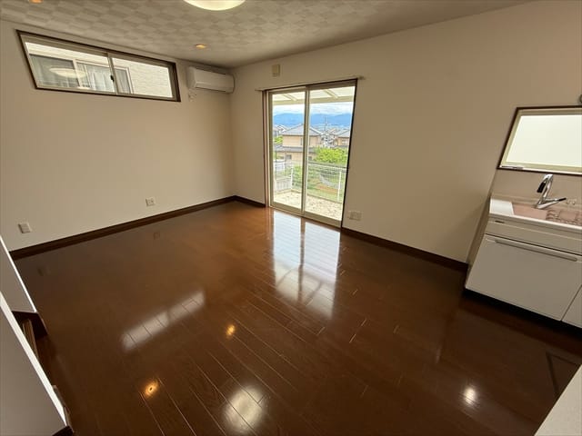 大きな窓から光が差し込む心地よいリビング。ご家族でゆったりとくつろげる空間です。