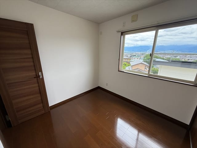窓から景色が見渡せる明るいお部屋です。寝室や仕事部屋など、ライフスタイルに合わせて使えます。