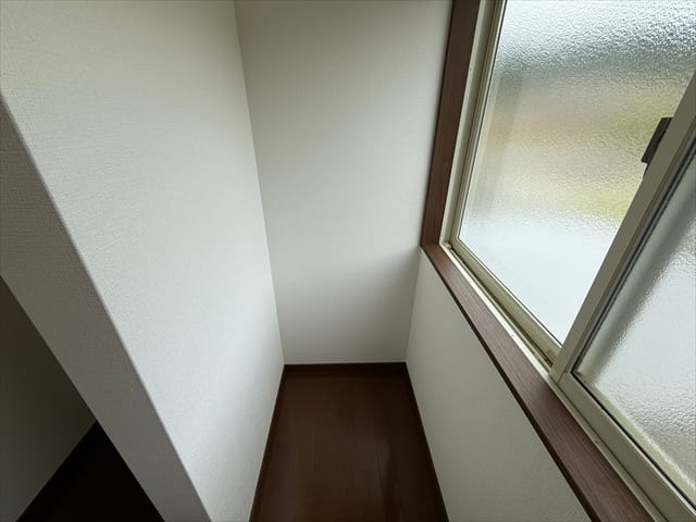 お部屋の一角には、ちょっとした小物を置いたり収納として活用したりできるスペースがあります。