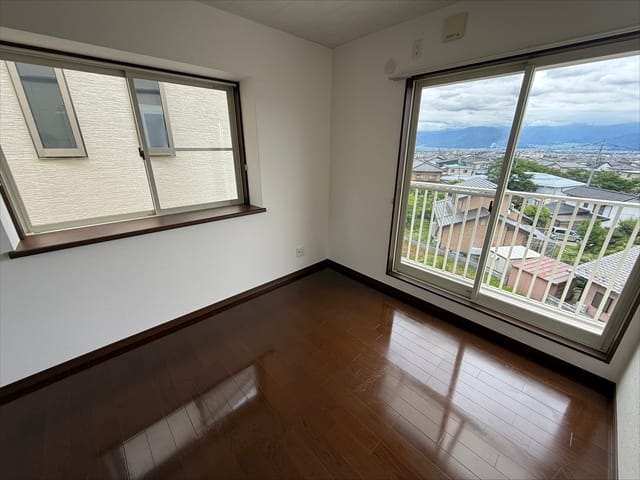 大きな窓から光が広がる開放的な洋室。子ども部屋としても使いやすそうな、整った印象です。