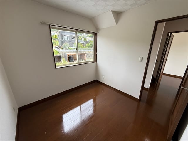 大きな窓から自然な光が差し込む明るい洋室。子ども部屋としてもぴったりの空間です。