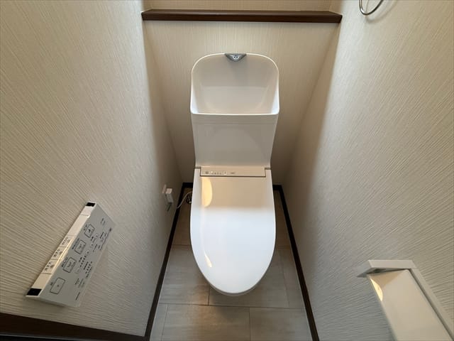 白を基調としたすっきりと清潔感のあるトイレ。温水洗浄機能や手洗い器が備わっています。