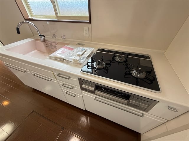 3口ガスコンロとグリルが備わった使いやすいキッチン。毎日のメニューの幅が広がります。