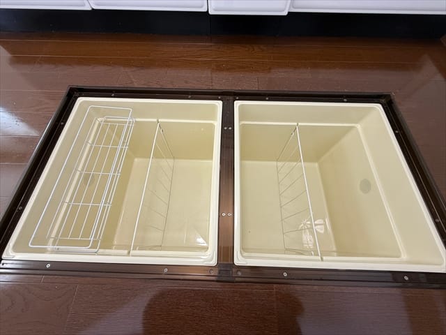キッチンの足元には2連の床下収納庫があり、ストック品や日用品をたっぷり保管できます。