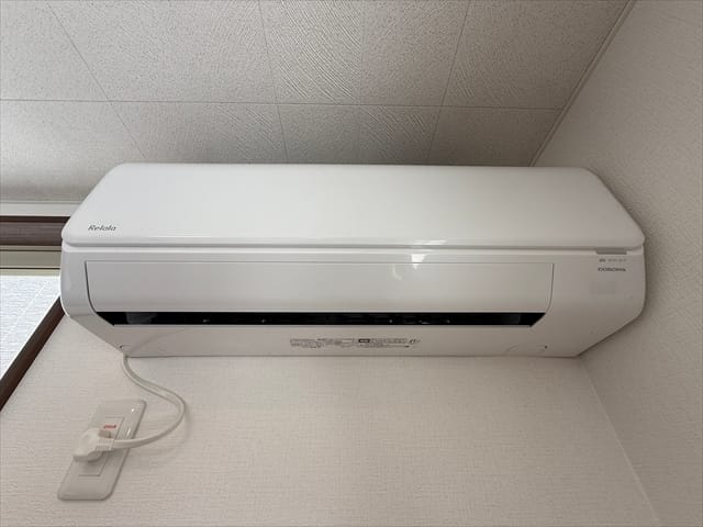 壁面にはエアコンが設置されており、入居後すぐに快適な室温で新生活をスタートできます。
