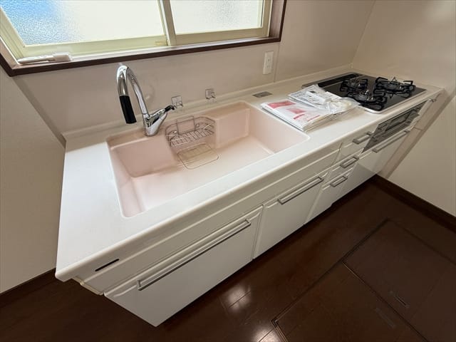 白を基調とした清潔感のあるキッチン。シンク周りや作業スペースが広くお料理がしやすそうです。
