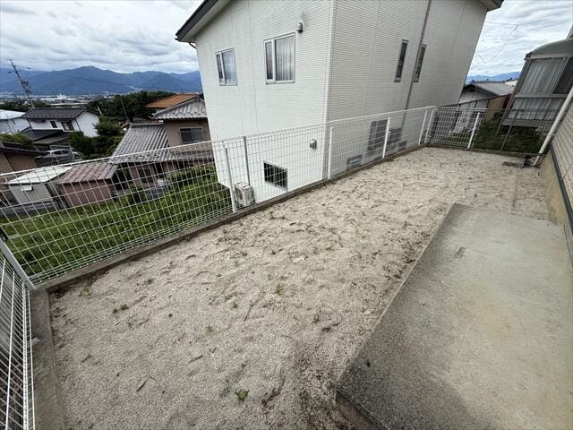 建物の裏側にはフェンスで囲まれたお庭スペースがあり、ガーデニ