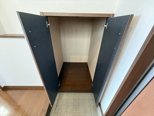 玄関内には傘や長物も立てて保管しやすそうな、扉付きのすっきり