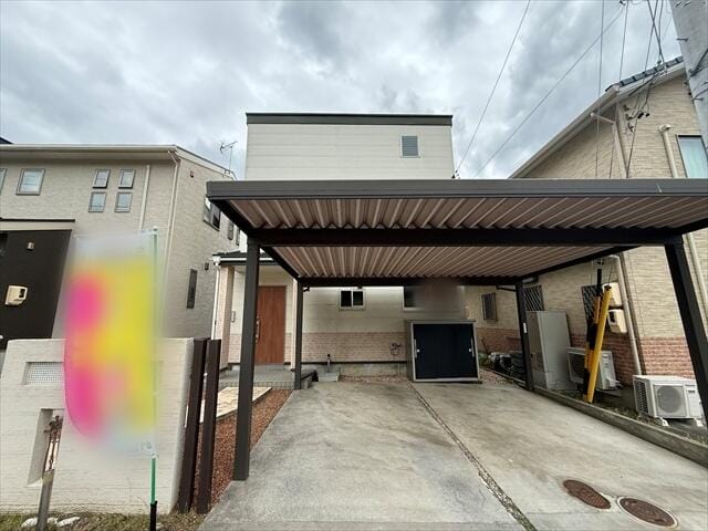 敷地内にはお車2台分の屋根付きカーポートが設置されており、雨