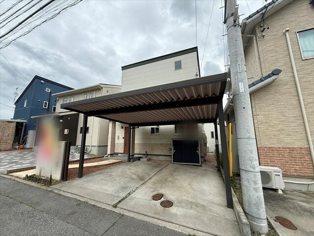カーポートは前面道路からスムーズに進入しやすい配置で、毎日の
