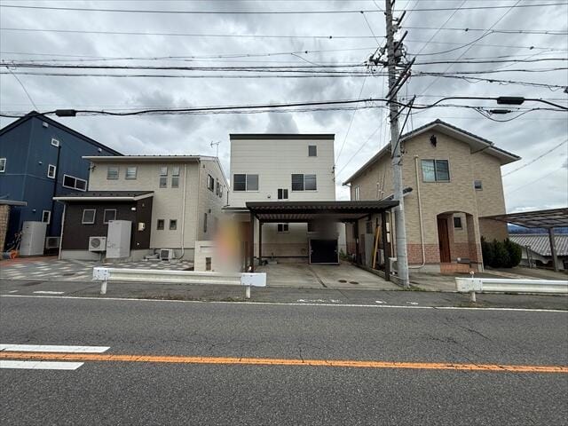 前面道路は視界がよく、周囲の建物との間隔もしっかりと保たれた