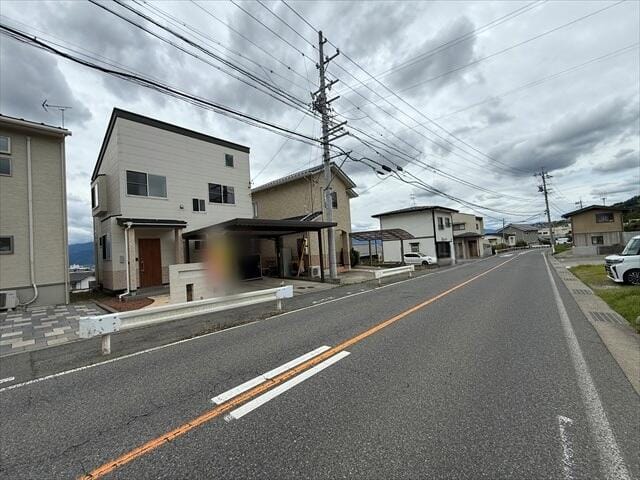 前面道路の幅員は約8.6mございます。そこそこの車通りがあり