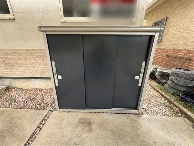 カーポート奥の屋外物置。趣味の道具や季節物のお荷物などを、す