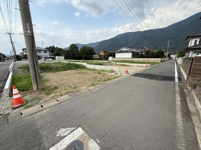 車通りが少ないのでお車の駐車も緊張せずに出来そうですね。
