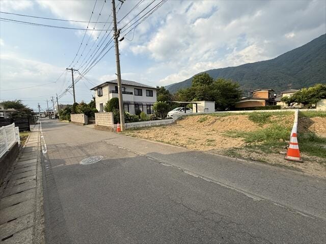 前面道路の幅員は5mございます。