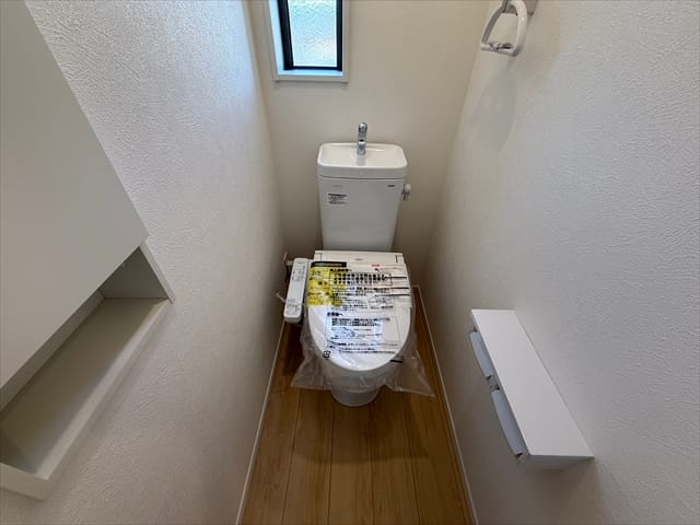 2階にもトイレがありますので、つまらないギャグがウケなくて落ち込みたくなった時も安心ですね。
