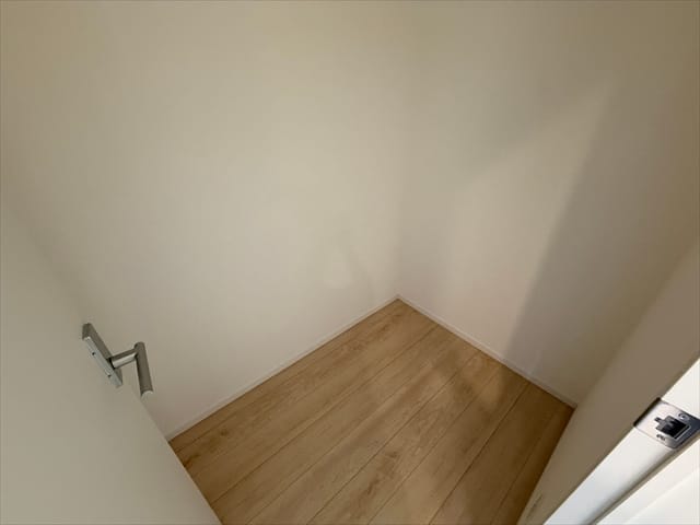 廊下には1.5帖の納戸もございます。広いので何度も使いたくなっちゃいますね。ナンドだけに・・・すみません。
