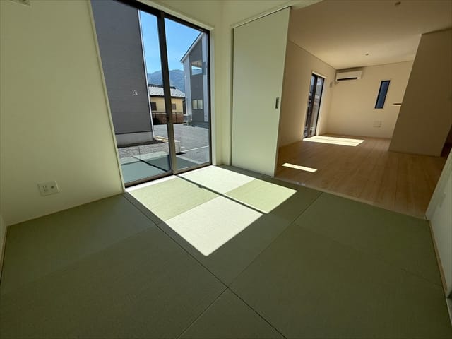 リビングに隣接する形で4.5帖の和室がございます。