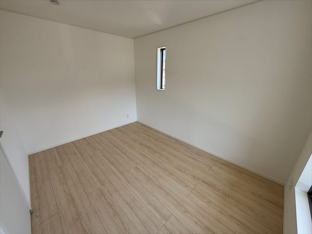 バルコニーにも出られるお部屋ですね。
