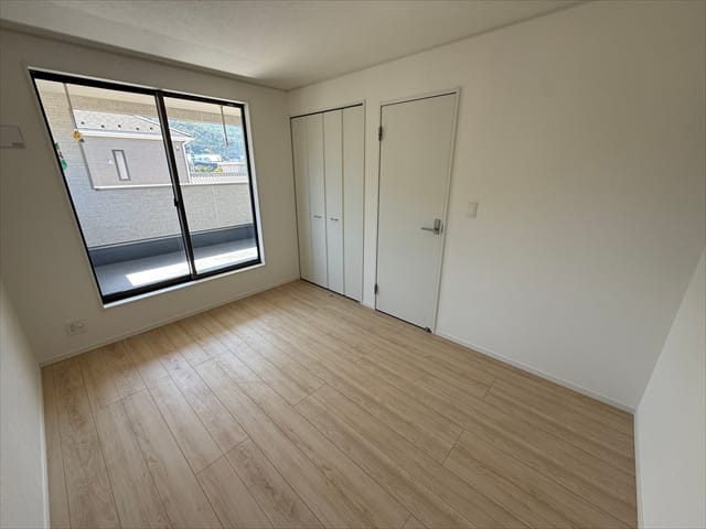 東側のお部屋は6帖の洋室です。