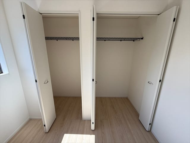 ご夫婦のお洋服がすっきり片付きそうなクローゼットですね。