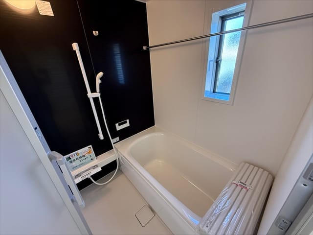 お風呂は足を伸ばせるサイズがございます。足の長さにもよりますが・・・