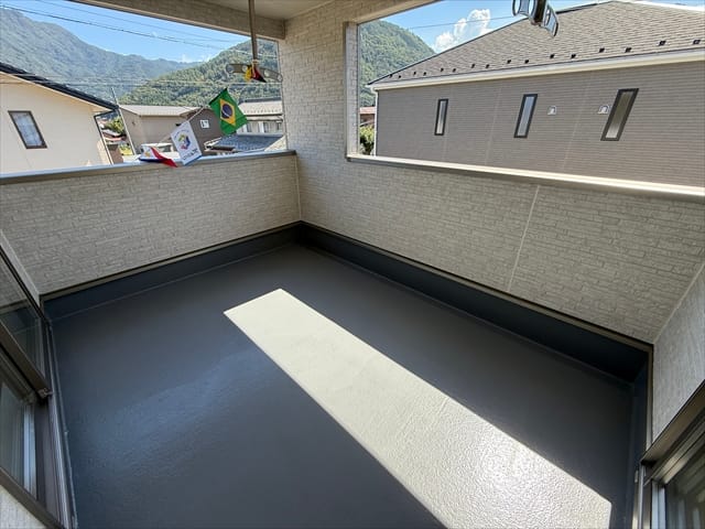 バルコニーは広々としています。こちらを気に入ってご購入頂く方もいらっしゃいます。