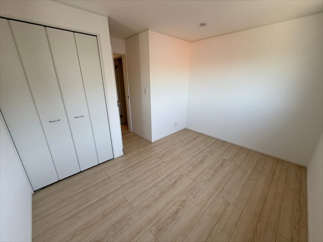 西側のお部屋は6.5帖の洋室です。