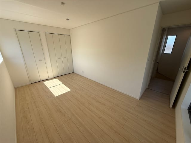 南側のお部屋は8帖の洋室です。