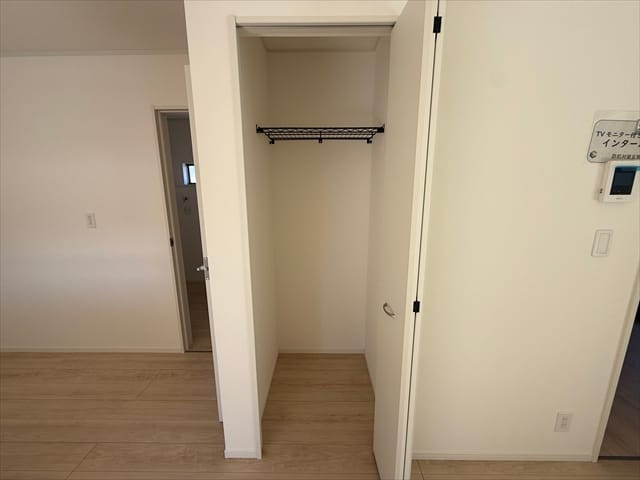 リビング収納もございます。掃除機などを置いておくのに便利ですね。