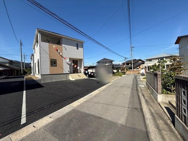 前面道路の幅員は4.4mございます。