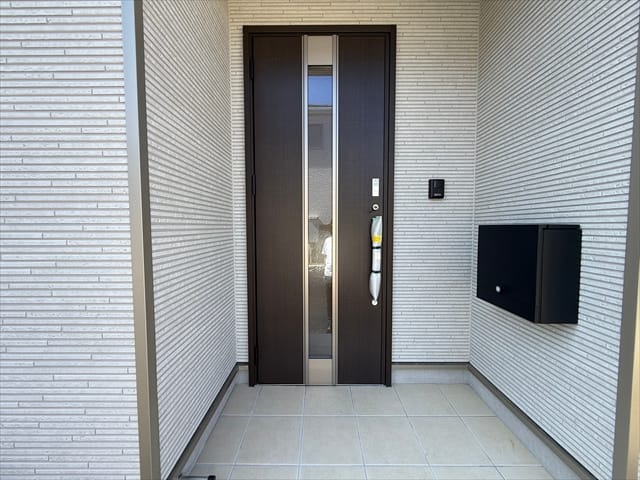 玄関前のスペースも広々としています。傘などを置くことが出来ますね。