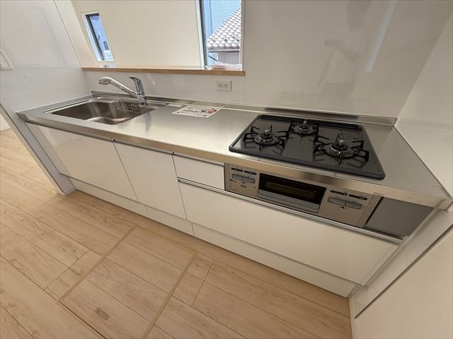 カウンターもありますので、出来た料理をそこに置くことが出来ます。