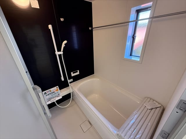 お風呂は足を伸ばせるサイズがございます。足の長さにもよりますが・・・