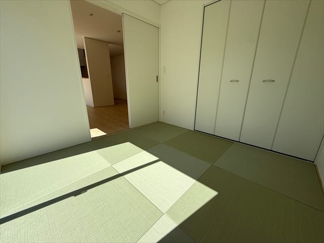 リビングに隣接する形で4.5帖の和室がございます。