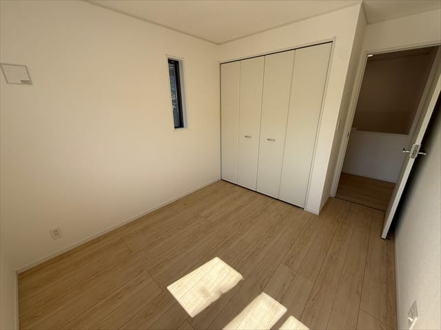 南側のお部屋は5.2帖の洋室です。