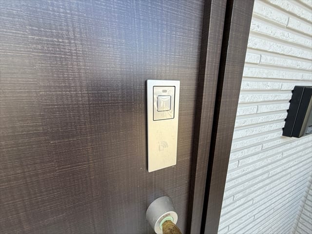 玄関ドアはカードキーで施錠・解錠が可能です。「鍵どこいったっけ?」問題が解決されそうです。